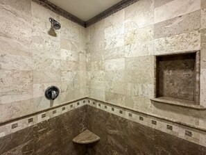 Un baño con ducha, inodoro y lavabo.