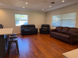 Living area - 2 bed/1 Bath sleeps 6 private backyard 25mins to USSSA (Melbourne)