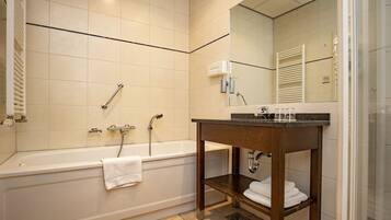 Een haardroger, handdoeken