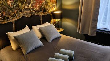 1 bedroom, bed sheets