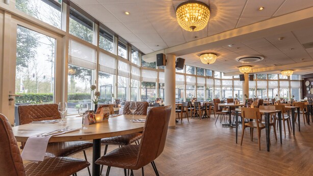 A spacious dining area with large windows, wooden tables, and leather chairs. - Scenic Escape with Complimentary Breakfast, Parking and Local Trails (Middelburg)