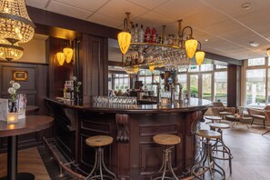 Bar (on property) - Scenic Escape with Complimentary Breakfast, Parking and Local Trails (Middelburg)