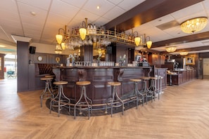 Bar (on property) - Comfortable Retreat: Free Breakfast, Parking & Cycling-Friendly Location (Middelburg)