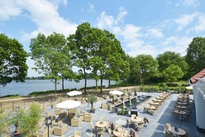 Outdoor dining - Modern Amenities with Easy Access to Cultural Attractions! Onsite Dining (Rosmalen)