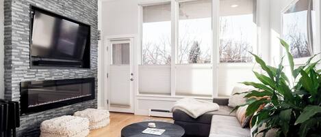 Smart TV, chimenea, oficina y monitor de computadora