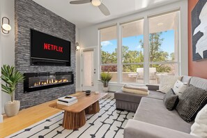 Smart TV, fireplace, offices, computer monitors - Global Retreat in the Rockies | Central Location (Denver)