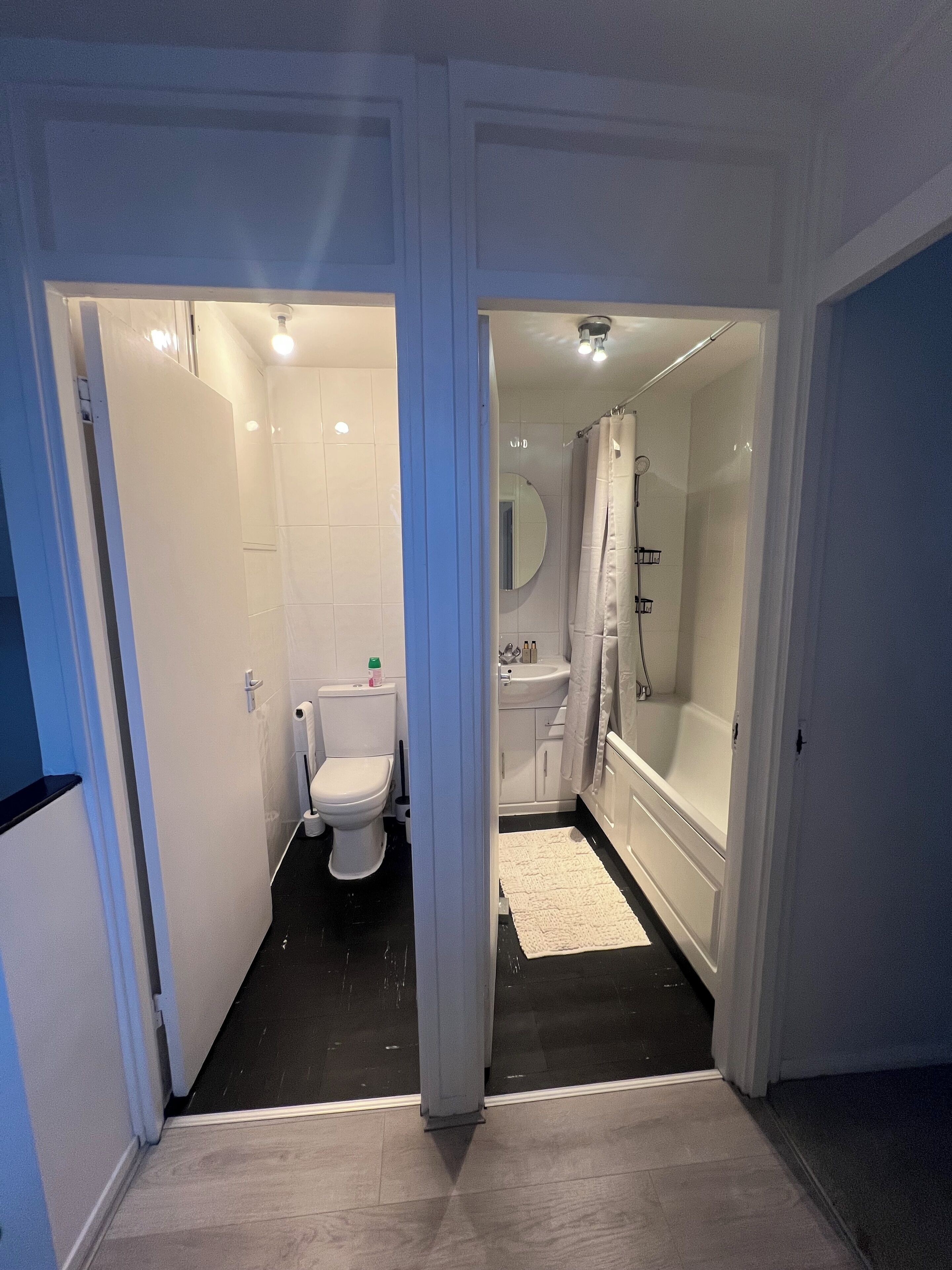 A bathroom with a toilet, sink, and bathtub.