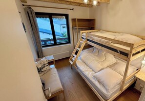 Nhà gỗ | 4 phòng ngủ, bàn ủi/dụng cụ ủi quần áo