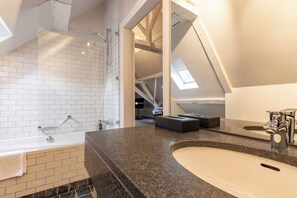 Secador de cabelo, toalhas de banho