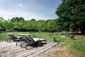Terrace/patio - Comfortable Stay with Free parking and Onsite Dining! Near Kasteel D'Erp (Baarlo)
