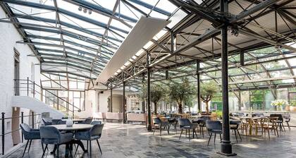 Clean & Comfortable with Forest Paths Just Steps Away! Onsite Dining