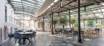 Perfect Spot! Free Dining and Parking! Onsite Dining and Parking!