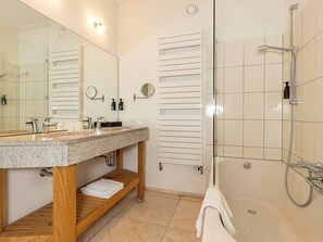 Sèche-cheveux, serviettes fournies