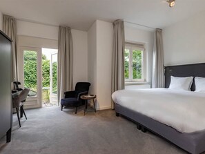 1 bedroom, free WiFi, bed sheets, wheelchair access - Stay Close to Nature with Free Parking and Dining! (Baarlo)