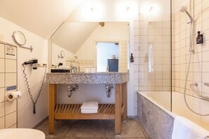 Hair dryer, towels - Simple Countryside Stay with Bike Access! Free Paking and Onsite Dining! (Baarlo)