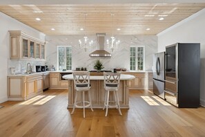 House, Multiple Bedrooms | Private kitchen - Blue Southern Charm 7 Bedroom Home (Georgetown)