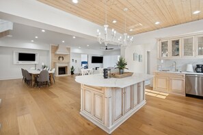 House, Multiple Bedrooms | Dining - Blue Southern Charm 7 Bedroom Home (Georgetown)