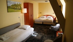 1 habitación, tabla de planchar con plancha, wifi gratis y ropa de cama 