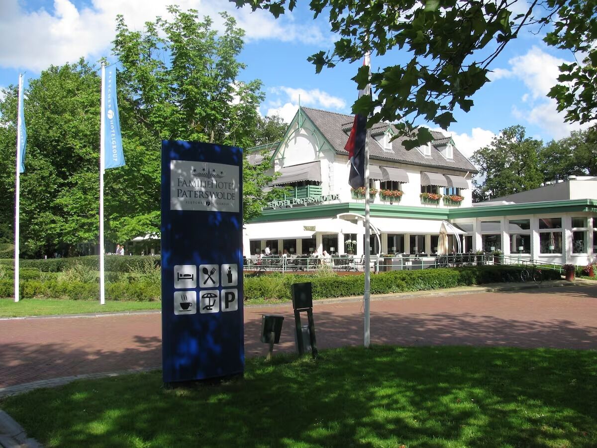 A hotel sign with amenities including a restaurant, parking, and a cafe.