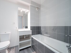 Apartment | Bathroom - Scenic Escape by the Village rim (Agde)