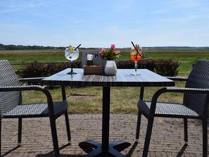Outdoor dining - 2 Modern units | Near local attractions, top dining spot, Beach & Nature access (Burgh-Haamstede)