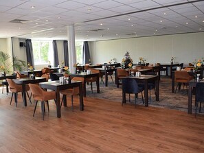 Dining - Soothing hideaway w/Beach access, Nature retreat & top attractions | Dining spot (Burgh-Haamstede)