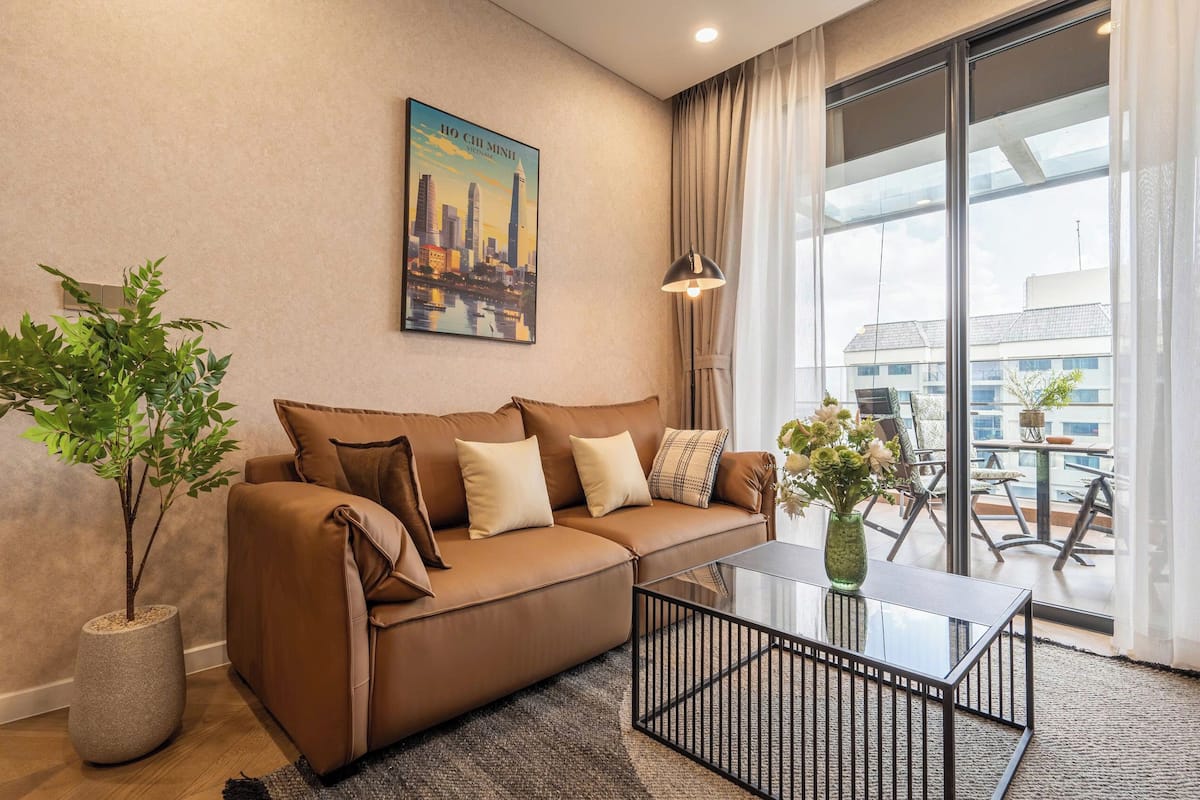 Apartamento de lujo, 2 habitaciones, balcón, vistas a la ciudad | Zona de estar | Smart TV de 55 pulgadas con canales digitales