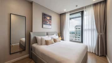 Apartamento de lujo, 2 habitaciones, balcón, vistas a la ciudad | Minibar con artículos gratuitos, escritorio, cortinas opacas