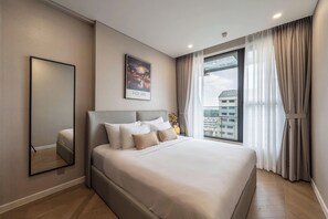 Apartamento de lujo, 2 habitaciones, balcón, vistas a la ciudad | Minibar con artículos gratuitos, escritorio, cortinas opacas
