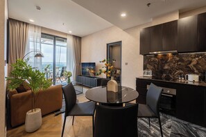 Apartamento de lujo, 2 habitaciones, balcón, vistas a la ciudad | Cocina privada | Frigorífico grande, microondas, horno y placa de cocina