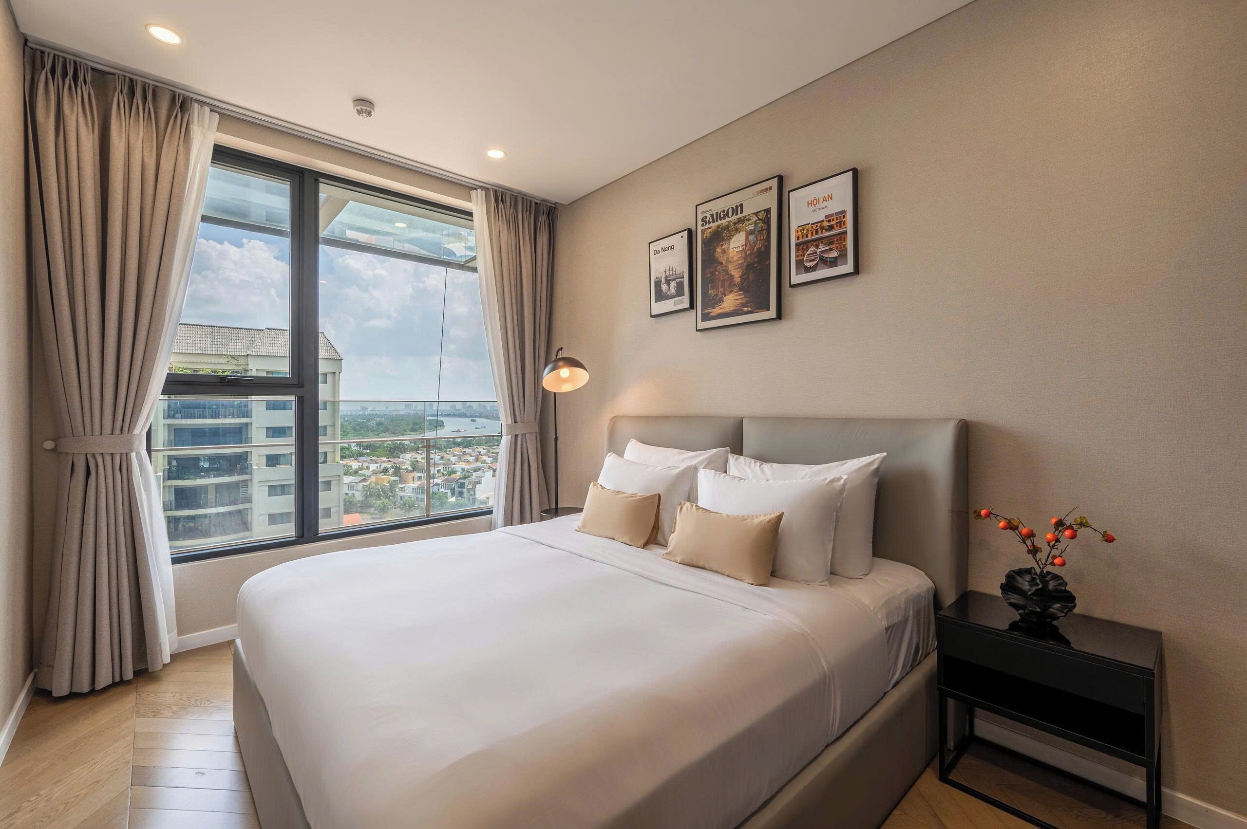 Departamento de lujo, 2 habitaciones, balcón, vista a la ciudad | Artículos del minibar gratis, escritorio y cortinas blackout 