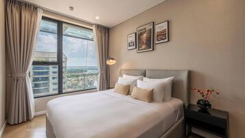 Departamento de lujo, 2 habitaciones, balcón, vista a la ciudad | Artículos del minibar gratis, escritorio y cortinas blackout