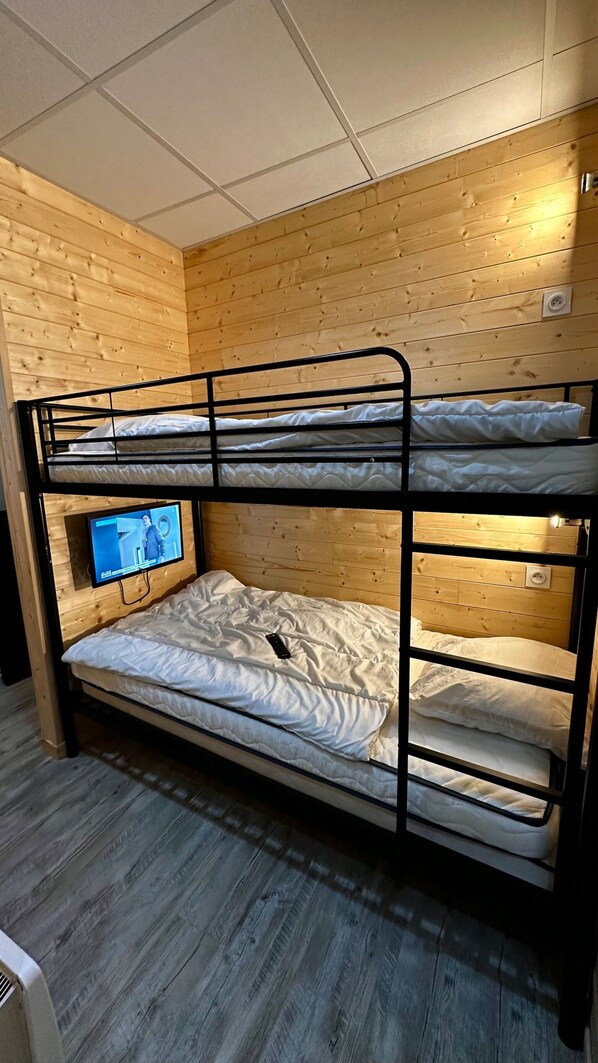 2 habitaciones y tabla de planchar con plancha