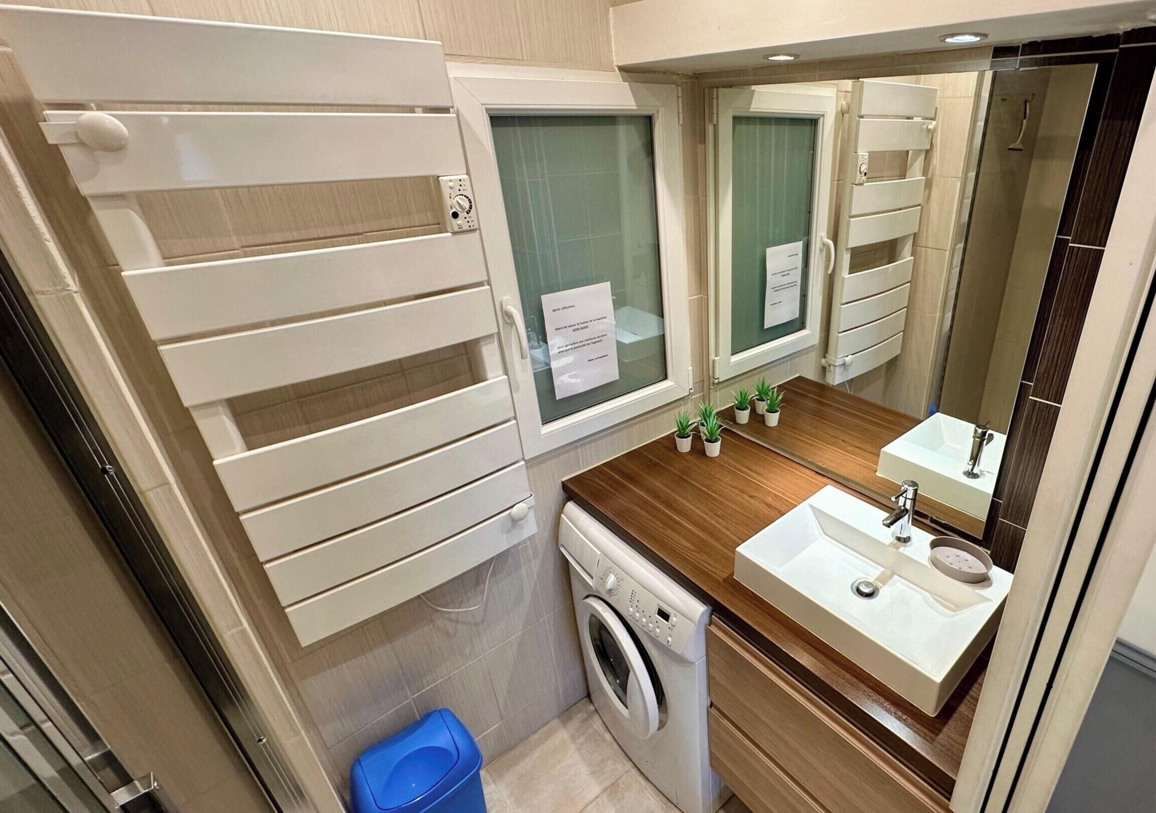 Apartment | Bathroom | Hair dryer