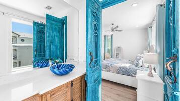 3 makuuhuonetta, työpöytä, silitysrauta/-lauta, vauvan matkasänky