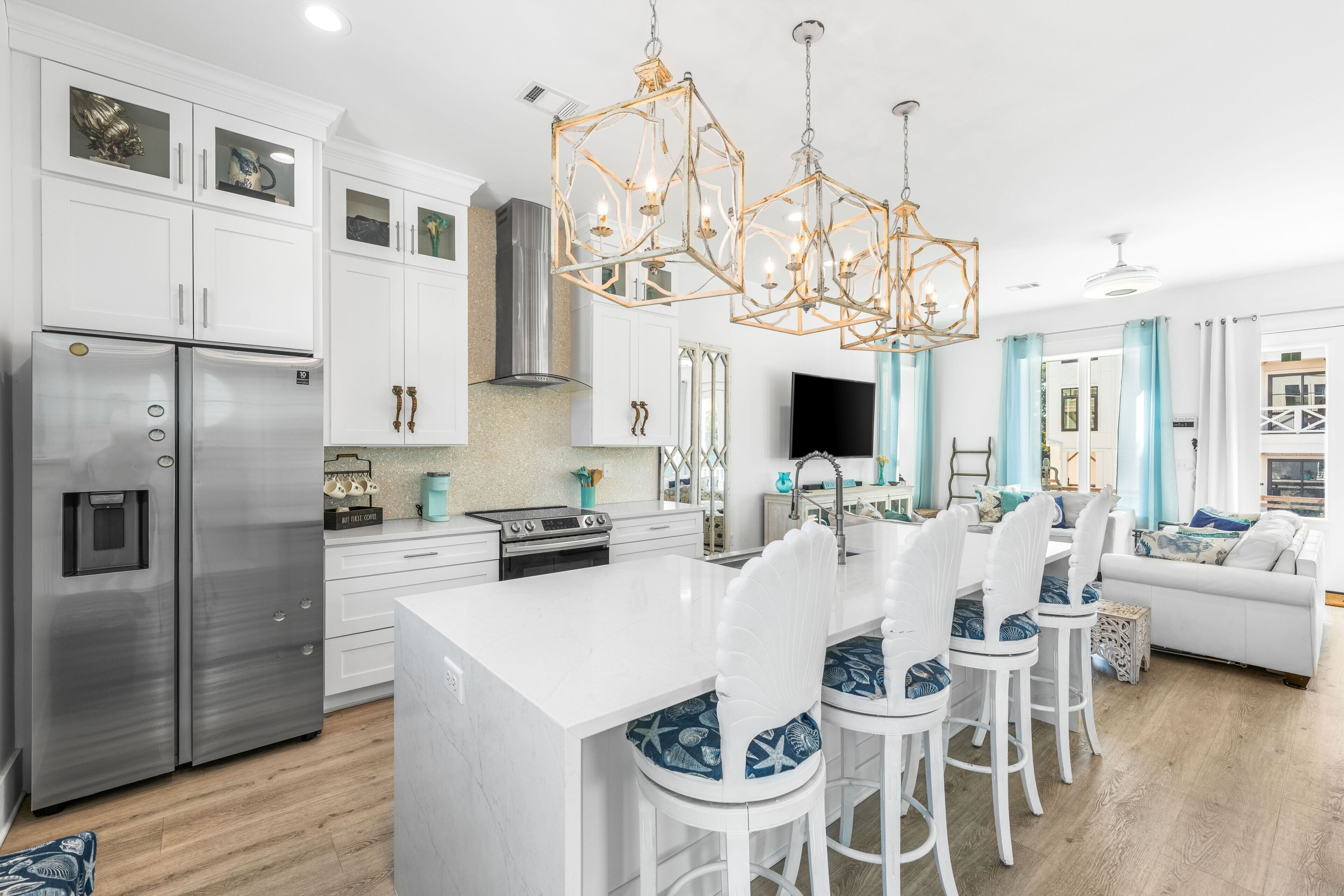 冷蔵庫、電子レンジ、オーブン、コンロ