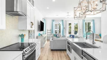 Jääkaappi, mikroaaltouuni, uuni, liesi