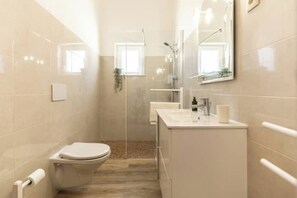 Haartrockner, Handtücher, Seife, Toilettenpapier
