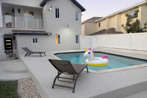 Modern 3BR Townhouse with Pool Walk to Beach Near Airport