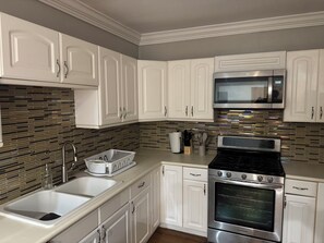 Private kitchen - Modern 3BR Townhouse with Pool Walk to Beach Near Airport (Nassau)
