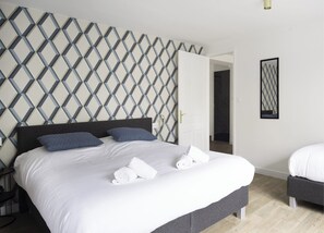 2 habitaciones y tabla de planchar con plancha 