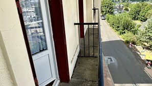 A balcony with a view of a mountain and a road. - Modern 6-guest Flat in Mont-dore (Mont-Dore)