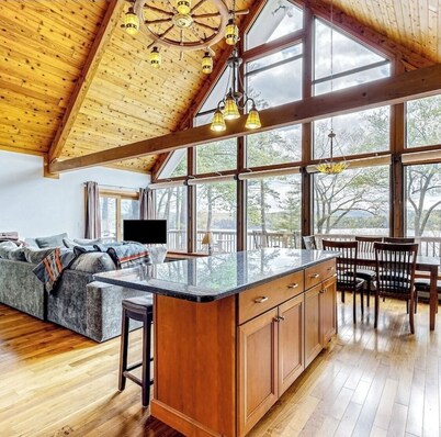 Lake Winnipesaukee 4 season lakefront home! 2.5 miles to downtown Wolfeboro.