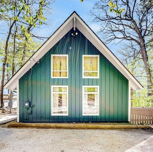 Lake Winnipesaukee 4 season lakefront home! 2.5 miles to downtown Wolfeboro.