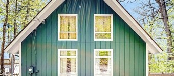 Lake Winnipesaukee 4 season lakefront home! 2.5 miles to downtown Wolfeboro.