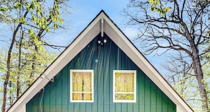 Lake Winnipesaukee 4 season lakefront home! 2.5 miles to downtown Wolfeboro.