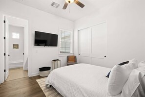 5 bedrooms, travel crib, free WiFi, bed sheets
