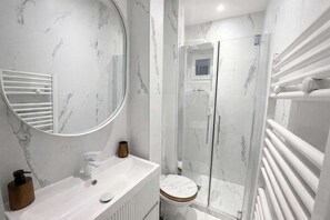 Ducha, secador de pelo, toallas y champú