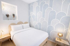1 dormitorio, tabla de planchar con plancha, ropa de cama