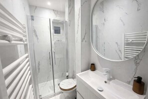 Shower, hair dryer, towels, shampoo - 2 pieces cosy metro saint michel - Paris 6 -2p (Paris)